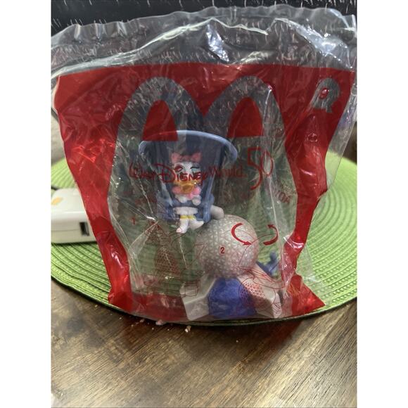 2022 DISNEY WORLD DAISY DUCK SOARING AROUND WORLD #9 MCDONALDS - Picture 1 of 1